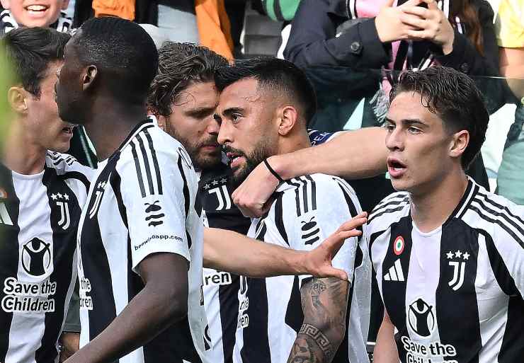 Nico Gonzalez abbracciato dai compagni dopo un gol