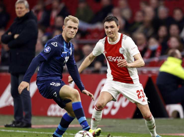 L'attaccante dell'Heracles Almelo Nikolai Laursen contro l'Ajax