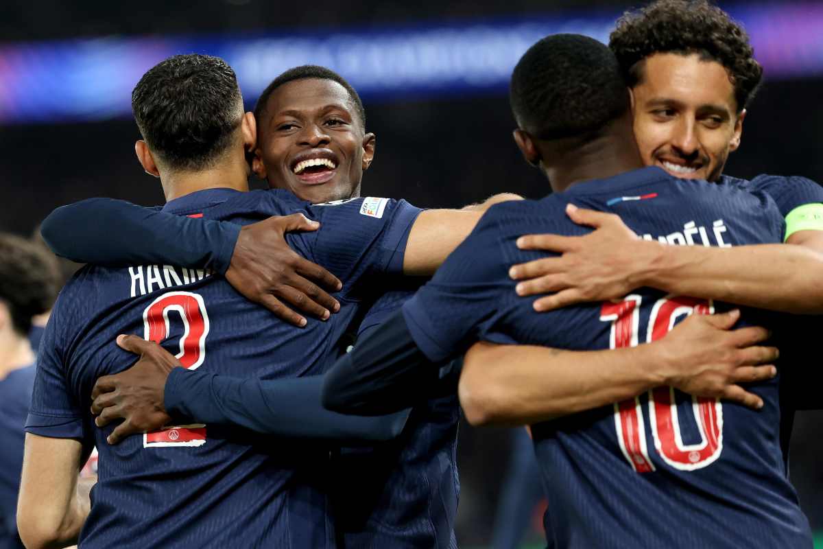 I giocatori del PSG si abbracciano