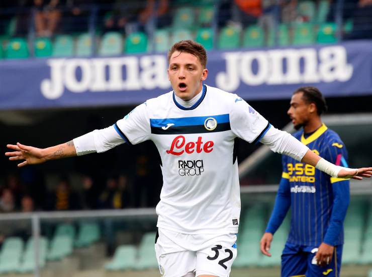 L'attaccante dell'Atalanta Mateo Retegui esulta dopo un gol