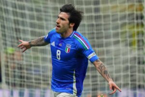 Il centrocampista del Newcastle Sandro Tonali esulta con l'Italia
