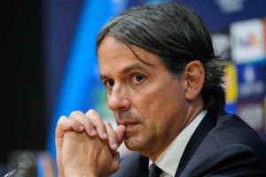 Simone Inzaghi osserva perplesso in conferenza stampa