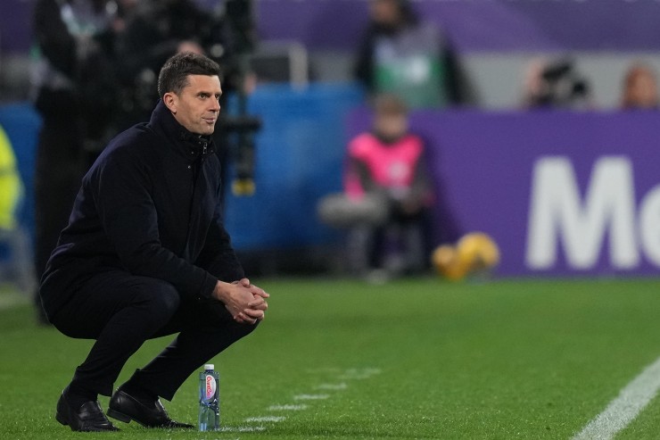 Thiago Motta accovacciato davanti alla sua panchina