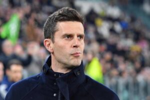 Thiago Motta in primo piano e lo sguardo di lato