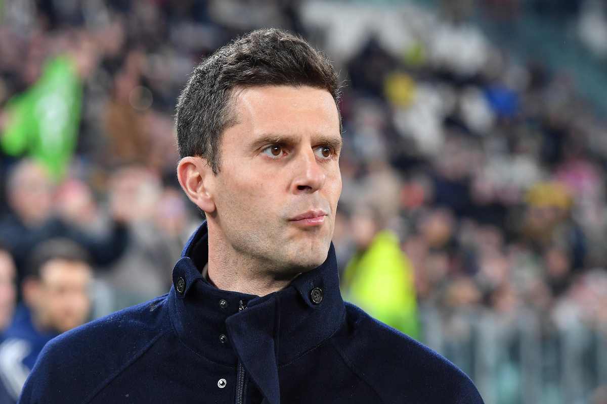 Thiago Motta in primo piano e lo sguardo di lato