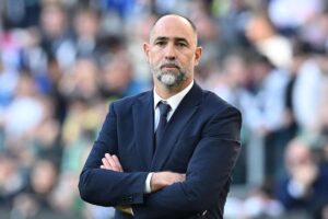 Igor Tudor con le braccia incrociate