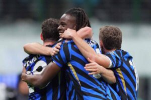 i giocatori dell'Inter si abbracciano dopo un gol