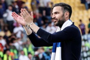 Cesc Fabregas applaude al pubblico