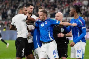 Udogie e Frattesi in una ressa con i calciatori della Germania