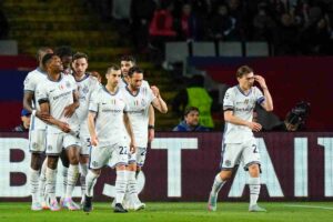 i giocatori dell'Inter esultano dopo il gol segnato al Barcellona