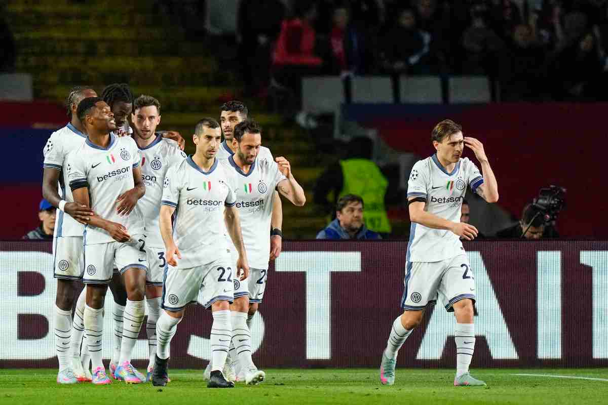 i giocatori dell'Inter esultano dopo il gol segnato al Barcellona