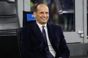 Massimiliano Allegri sorridente in panchina