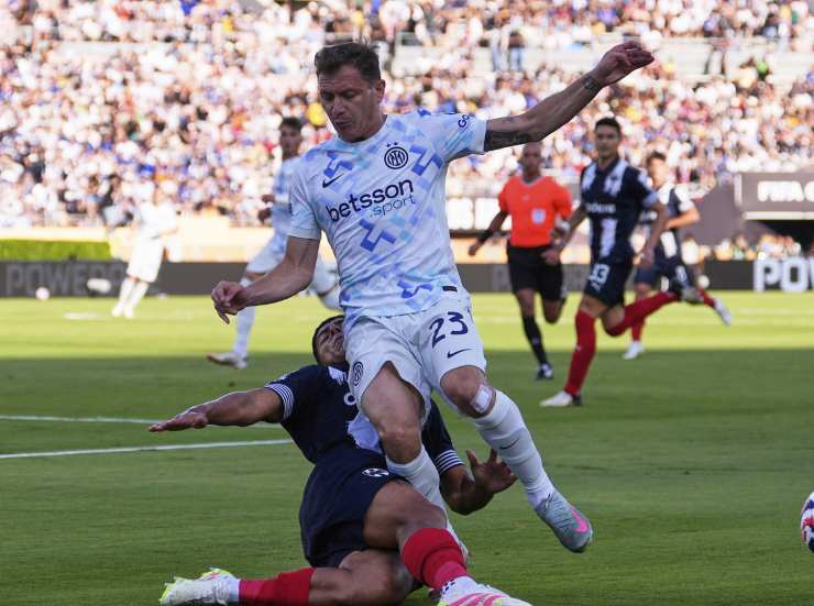 Nicolo Barella in azione contro il Monterrey