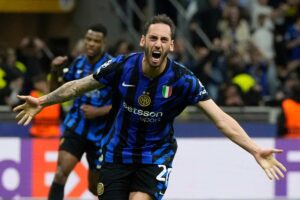 Hakan Calhanoglu esulta dopo il gol