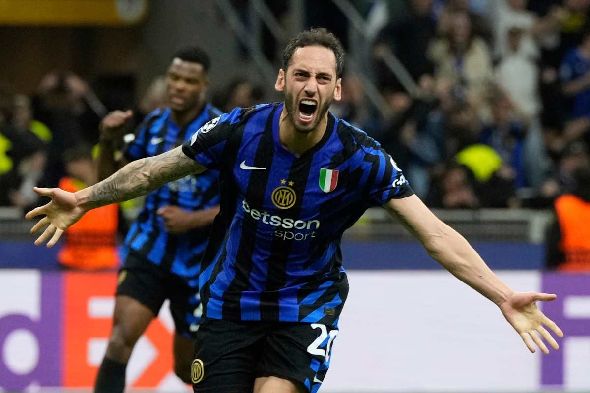 Hakan Calhanoglu esulta dopo il gol