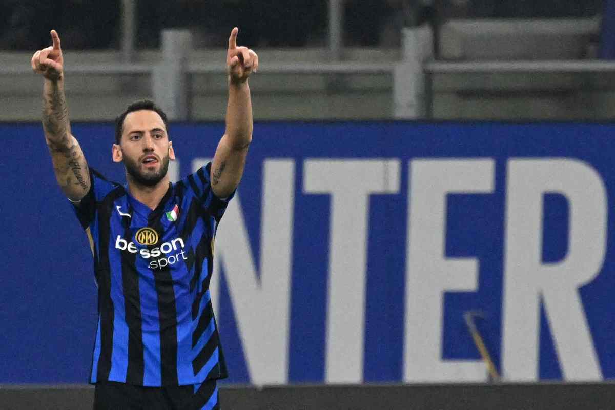 Hakan Calhanoglu esulta dopo un gol con l'Inter