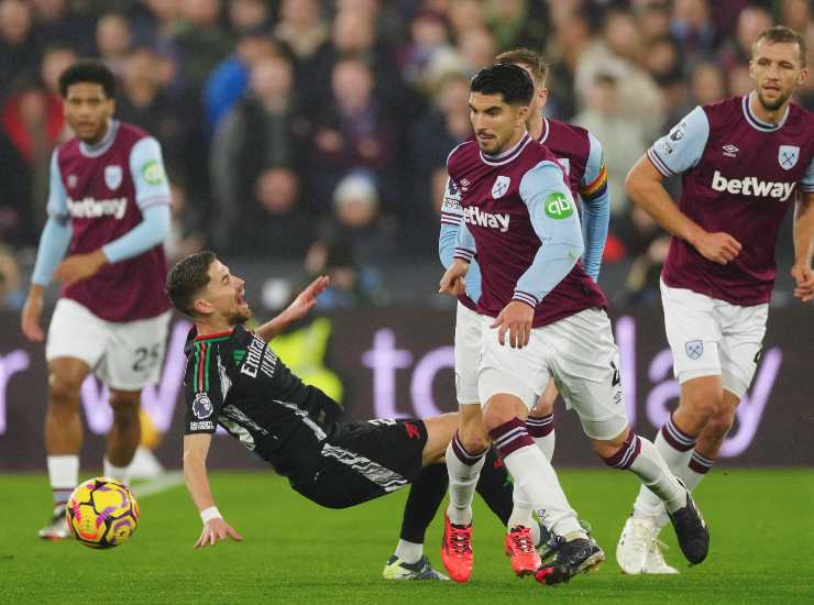 Il centrocampista Carlos Soler con la maglia del West Ham