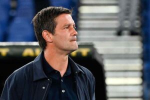 Cristian Chivu perplesso a bordo campo