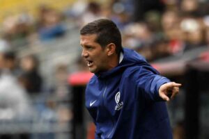 Cristian Chivu dà indicazioni alla squadra