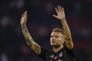 Ciro Immobile a braccia alzate saluta i tifosi