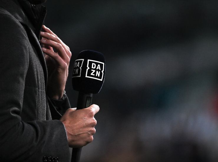 Microfono con il logo di DAZN