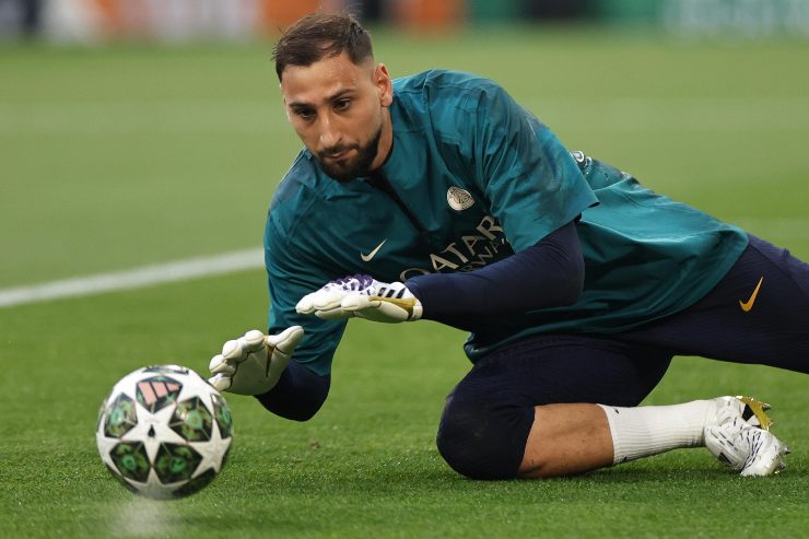 Gigio Donnarumma si tuffa in allenamento