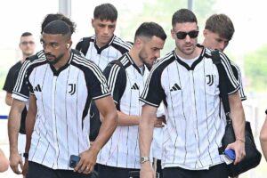 Dusan Vlahovic insieme ai compagni in aeroporto