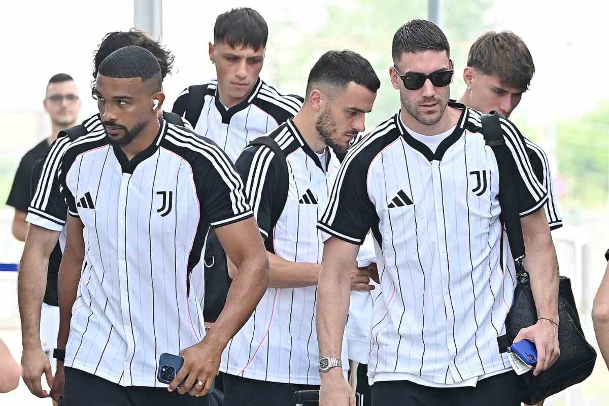 Dusan Vlahovic insieme ai compagni in aeroporto