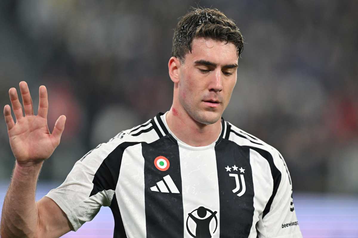 Dusan Vlahovic saluta i tifosi della Juve