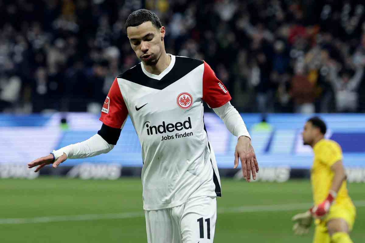 Hugo Ekitike in campo con l'Eintracht