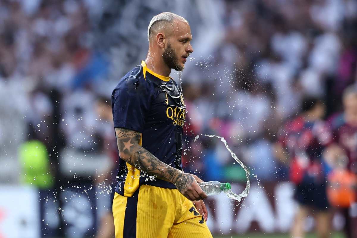 Federico Dimarco con una bottoglietta d'acqua
