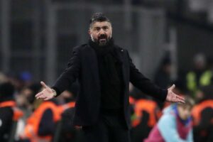 Gennaro Gattuso alza le braccia a bordo campo