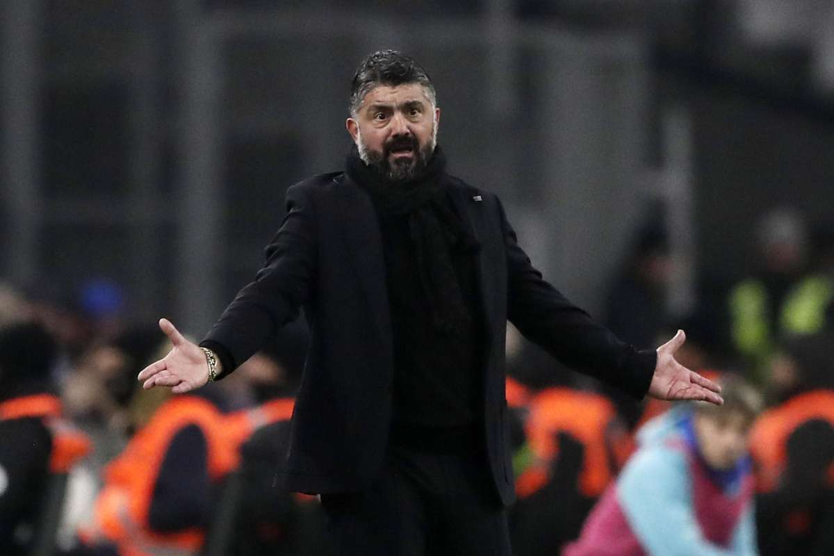 Gennaro Gattuso alza le braccia a bordo campo