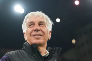Gian Piero Gasperini in primo piano e sorridente