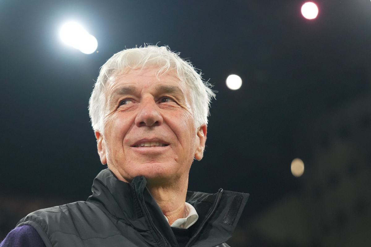 Gian Piero Gasperini in primo piano e sorridente