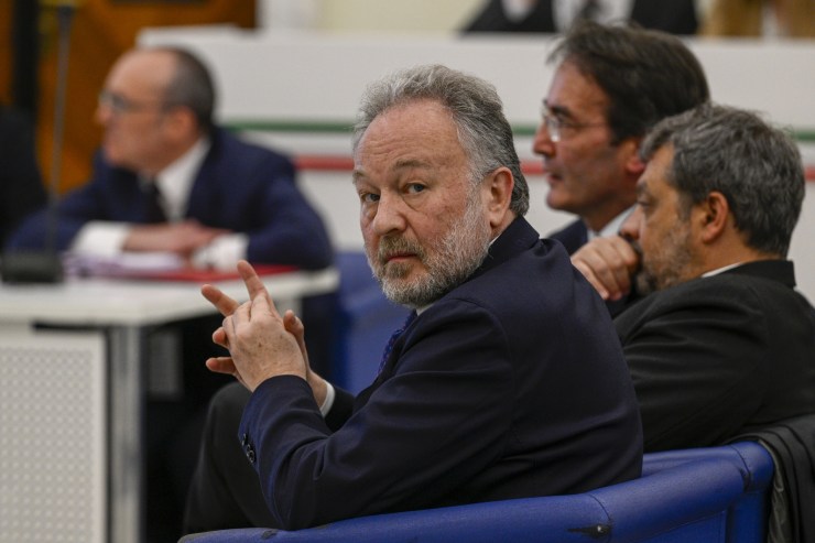 Gianluca Ferrero di spalle e con la testa rivolta all'indietro