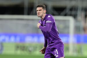 Gosens esulta con la maglia della Fiorentina