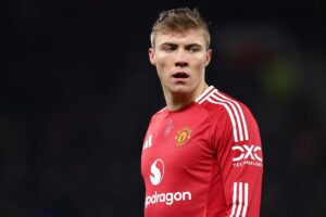 Rasmus Hojlund in campo con il Manchester United