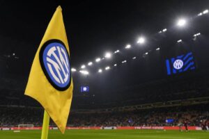 Stemma dell'Inter su una bandierina del calcio d'angolo
