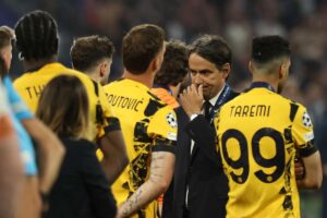 Inzaghi con le mani sulla bocca consola i giocatori dell'Inter