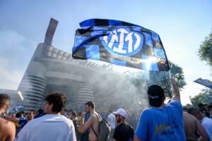 Il logo dell'Inter su una bandiera tenuta da un tifoso