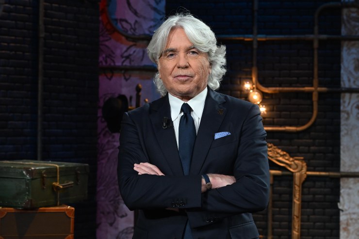 Ivan Zazzaroni in primo piano e con le braccia conserte