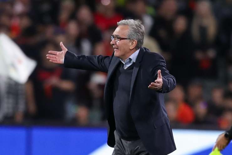 L'allenatore Ivankovic si lamenta con le braccia allargate