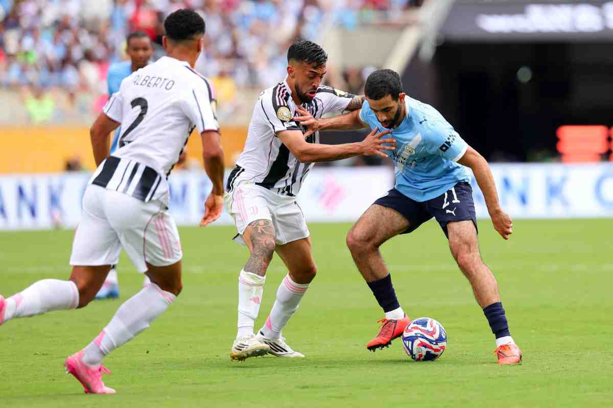 Nico Gonzalez contende il pallone a Rayan Ait-Nouri