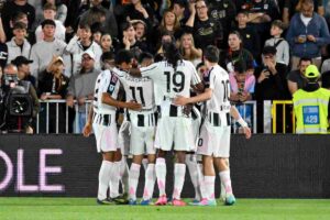 I giocatori della Juve abbracciati