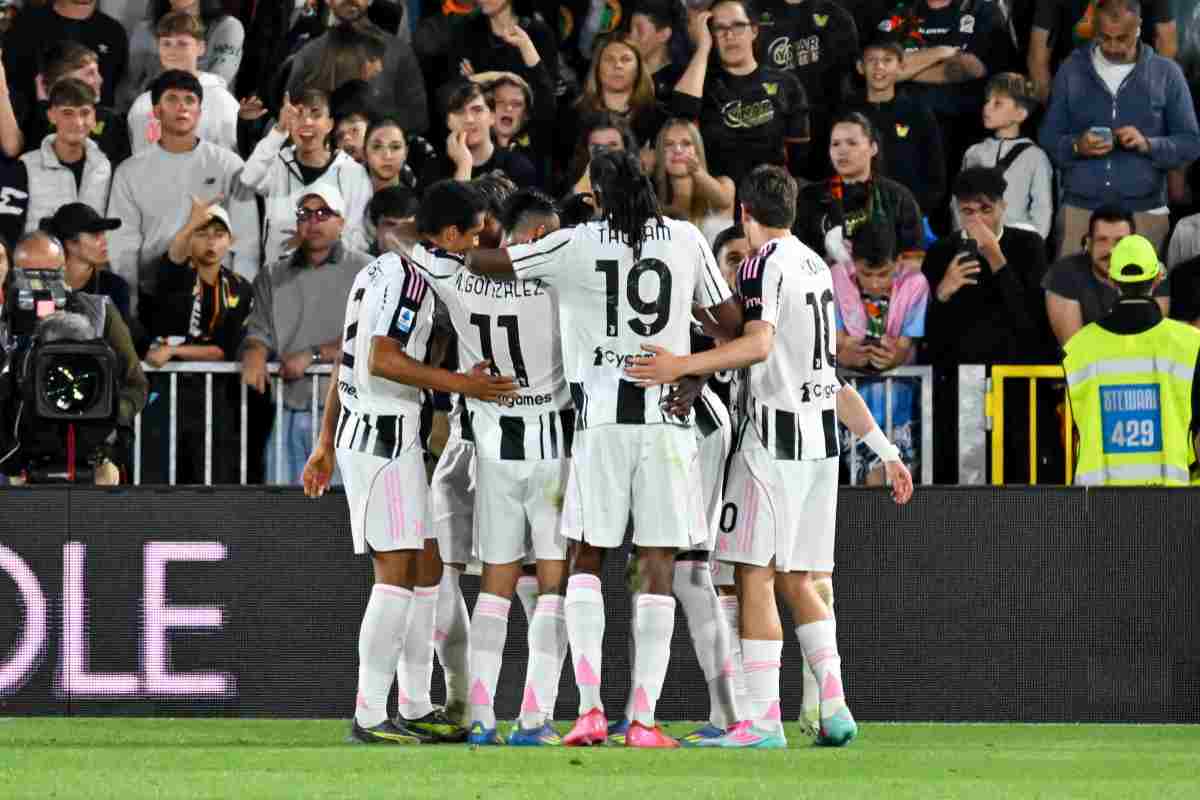 I giocatori della Juve abbracciati