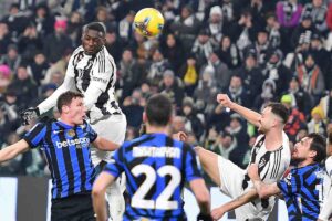 Kolo Muani colpisce di testa durante l'ultimo Juventus-Inter