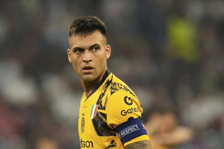 Lautaro Martinez in primo piano e di profilo