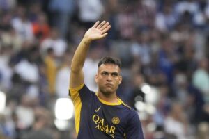 Lautaro Martinez con un braccio alzato