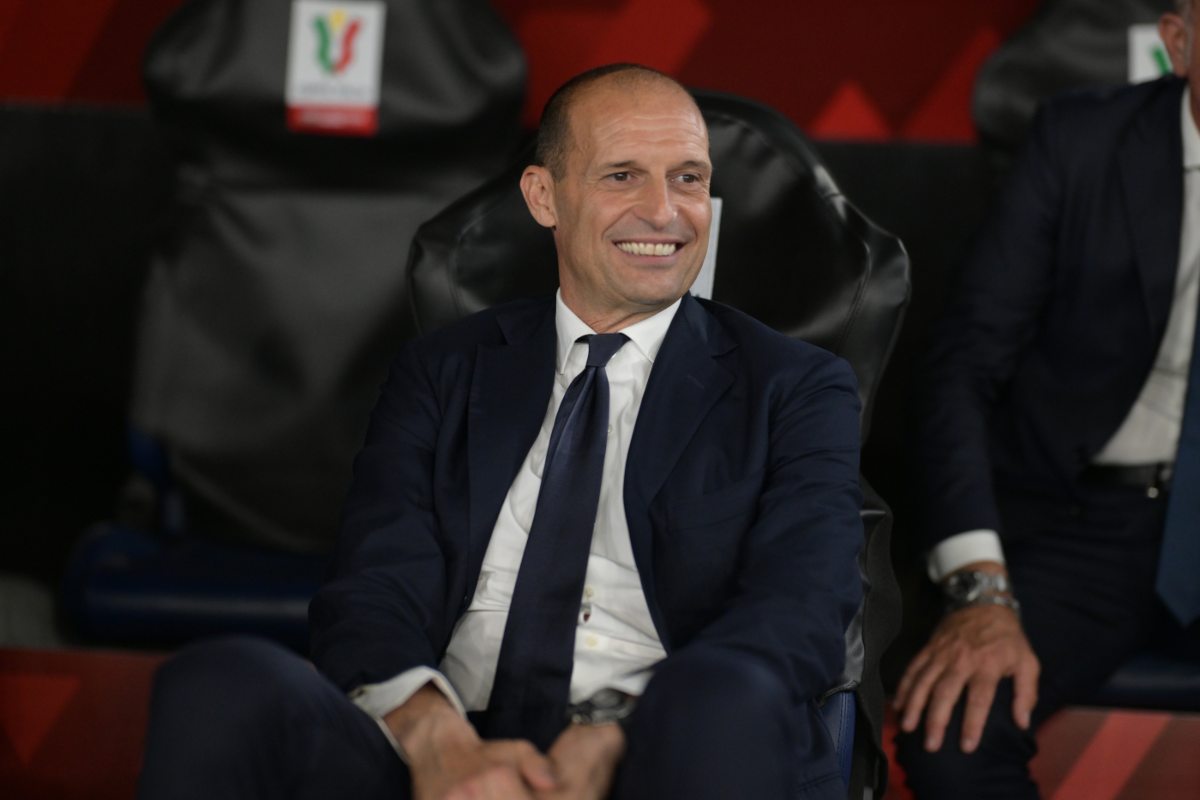 Massimiliano Allegri sorridente e seduto in panchina